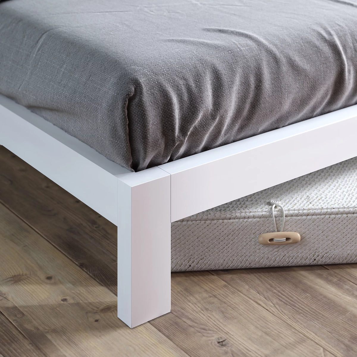 White Metal Platform Bed Frame, Queen X8560