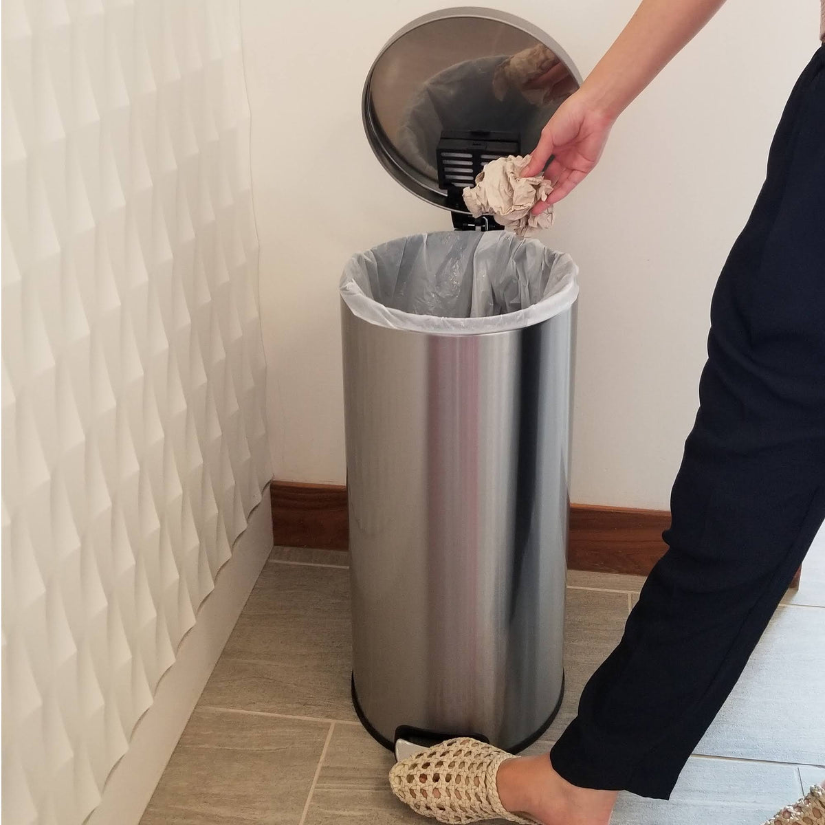 8 Gallon Step Trash Can D715396